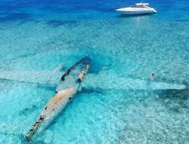 Όλοι ψάχνουν να βρουν αν αυτή η φωτογραφία με το βυθισμένο αεροπλάνο είναι αληθινή - Εσείς τι πιστεύετε; (φωτό)